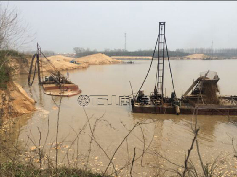 无节制开采河沙，河堤受损严重